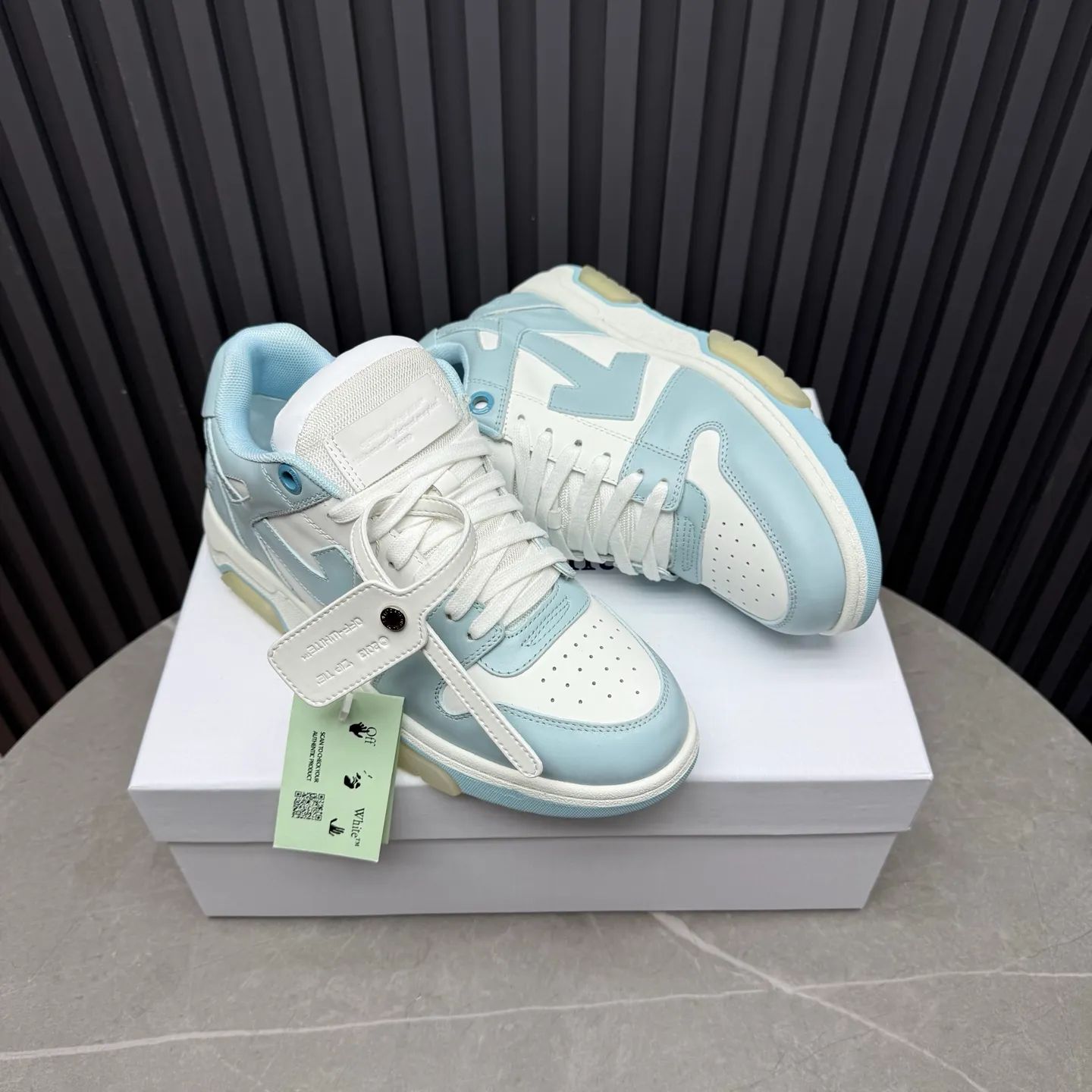 【off- white】P: 620💰Couple model👫, Size: 35-44 (Customized for men 38.45.46) High-quality version👊 "Out of office" series original molding, original lasting, production process 1:1 Original ➰OFF GRAY WHITE OW ➰ First-layer cowhide Imported skin-friendly and environmentally friendly polyester mesh Original molding high elastic and environmentally friendly molding pad Made with the original lasting process. The original molded rubber outsole (never yellows and deforms) has a super correct shape, bright color and strong three-dimensional effect👍. Packaging💯Full set of packaging synchronized with the official website (branded paper, certificate of quality, branded cloth bag)